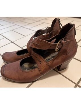 Tamaris - Brown Leather Closed Toe Heels